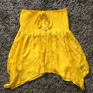 Women’s yellow tube top.